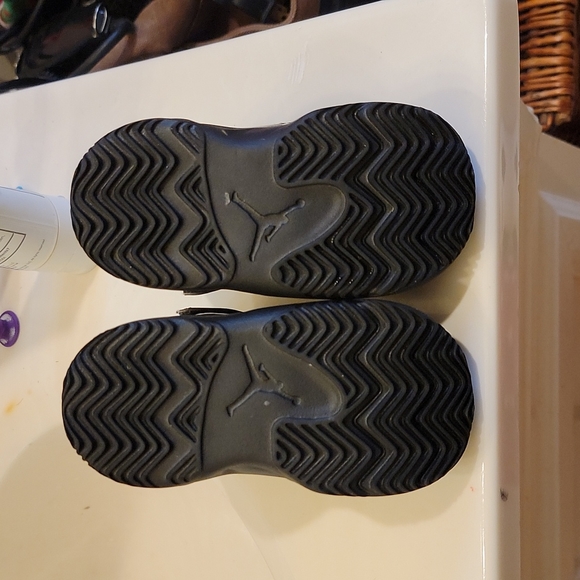 Black jordan shoes toddler 4c - Picture 4 of 5